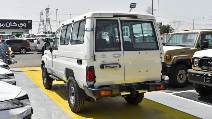 Новый Toyota Land Cruiser 70 Series Рестайлинг 2, 4.0 л, 2024 в Дубае от Najem Motors Белый цвет. GCC | AUTO.AE