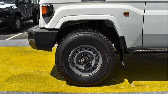 Новый Toyota Land Cruiser 70 Series Рестайлинг 2, 4.0 л, 2024 в Дубае от Najem Motors Белый цвет. GCC | AUTO.AE