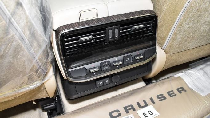 Новый Toyota Land Cruiser 300 Series, 3.4 л, 2023 в Дубае от Najem Motors Белый цвет. GCC | AUTO.AE