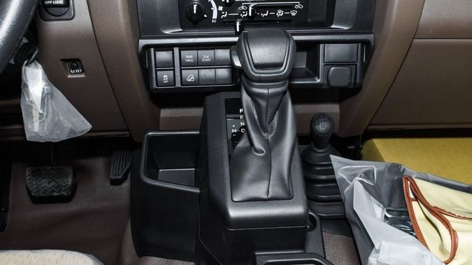 Новый Toyota Land Cruiser 70 Series Рестайлинг 2, 4.0 л, 2024 в Дубае от Najem Motors Бежевый цвет. GCC | AUTO.AE