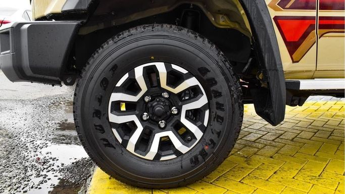 Новый Toyota Land Cruiser 70 Series Рестайлинг 2, 4.0 л, 2024 в Дубае от Najem Motors Бежевый цвет. GCC | AUTO.AE