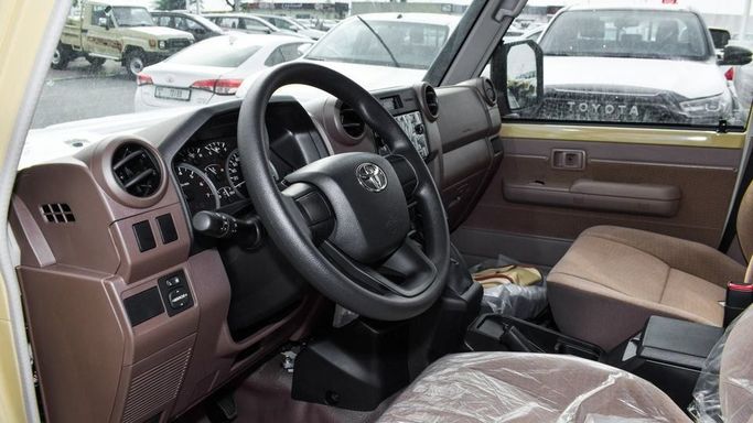 Новый Toyota Land Cruiser 70 Series Рестайлинг 2, 4.0 л, 2024 в Дубае от Najem Motors Бежевый цвет. GCC | AUTO.AE