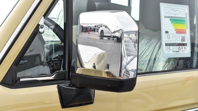 Новый Toyota Land Cruiser 70 Series Рестайлинг 2, 4.0 л, 2024 в Дубае от Najem Motors Бежевый цвет. GCC | AUTO.AE