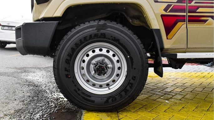 Новый Toyota Land Cruiser 70 Series Рестайлинг 2, 4.0 л, 2024 в Дубае от Najem Motors Бежевый цвет. GCC | AUTO.AE