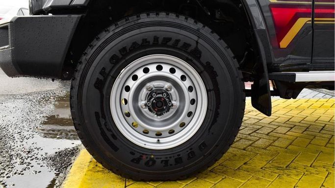 Новый Toyota Land Cruiser 70 Series Рестайлинг 2, 4.0 л, 2024 в Дубае от Najem Motors Серый цвет. GCC | AUTO.AE