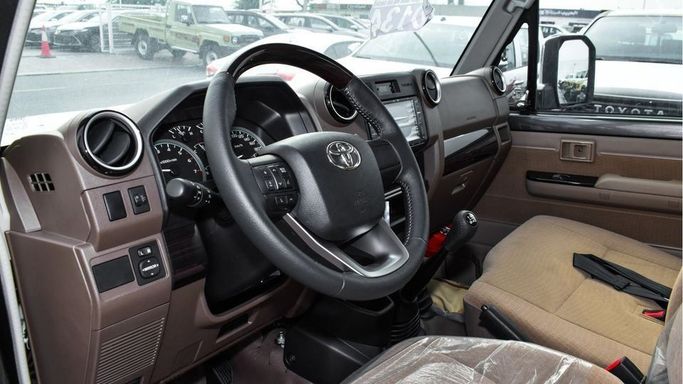 Новый Toyota Land Cruiser 70 Series Рестайлинг 2, 4.0 л, 2024 в Дубае от Najem Motors Серый цвет. GCC | AUTO.AE