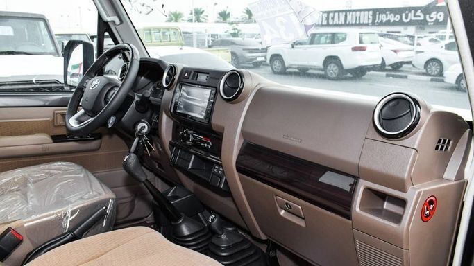 Новый Toyota Land Cruiser 70 Series Рестайлинг 2, 4.0 л, 2024 в Дубае от Najem Motors Серый цвет. GCC | AUTO.AE