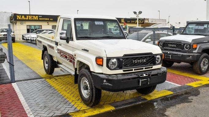 Новый Toyota Land Cruiser 70 Series Рестайлинг 2, 4.0 л, 2024 в Дубае от Najem Motors Белый цвет. GCC | AUTO.AE