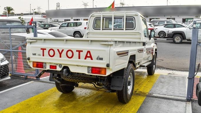 Новый Toyota Land Cruiser 70 Series Рестайлинг 2, 4.0 л, 2024 в Дубае от Najem Motors Белый цвет. GCC | AUTO.AE