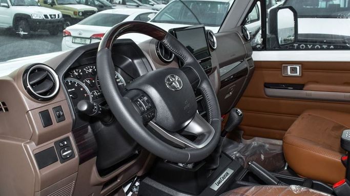 Новый Toyota Land Cruiser 70 Series Рестайлинг 2, 4.0 л, 2024 в Дубае от Najem Motors Белый цвет. GCC | AUTO.AE
