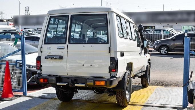 Новый Toyota Land Cruiser 70 Series Рестайлинг 2, 2.8 л, 2024 в Дубае от Najem Motors Белый цвет. GCC | AUTO.AE