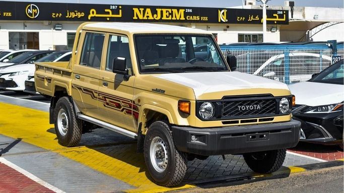 Новый Toyota Land Cruiser 70 Series Рестайлинг 2, 4.0 л, 2024 в Дубае от Najem Motors Бежевый цвет. GCC | AUTO.AE