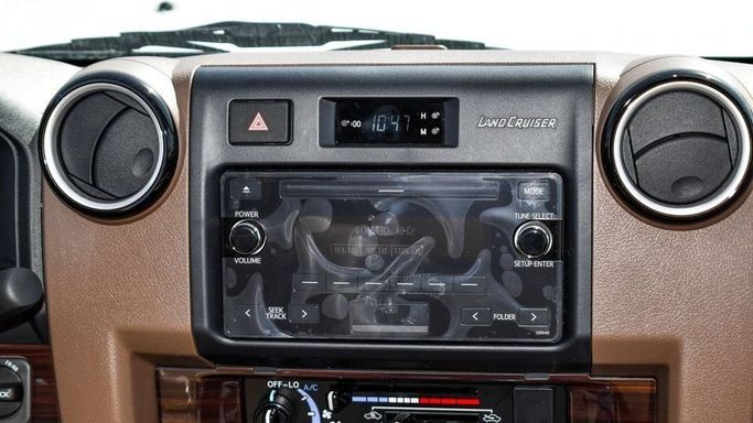 Новый Toyota Land Cruiser 70 Series Рестайлинг 2, 4.0 л, 2024 в Дубае от Najem Motors Бежевый цвет. GCC | AUTO.AE