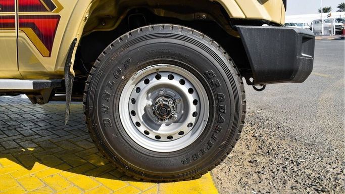 Новый Toyota Land Cruiser 70 Series Рестайлинг 2, 4.0 л, 2024 в Дубае от Najem Motors Бежевый цвет. GCC | AUTO.AE