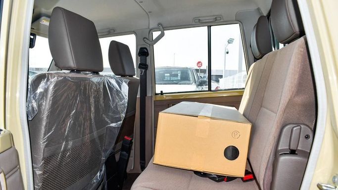 Новый Toyota Land Cruiser 70 Series Рестайлинг 2, 4.0 л, 2024 в Дубае от Najem Motors Бежевый цвет. GCC | AUTO.AE