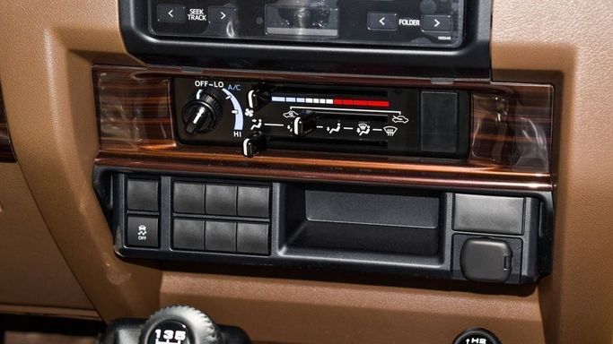 Новый Toyota Land Cruiser 70 Series Рестайлинг 2, 4.0 л, 2024 в Дубае от Najem Motors Бежевый цвет. GCC | AUTO.AE