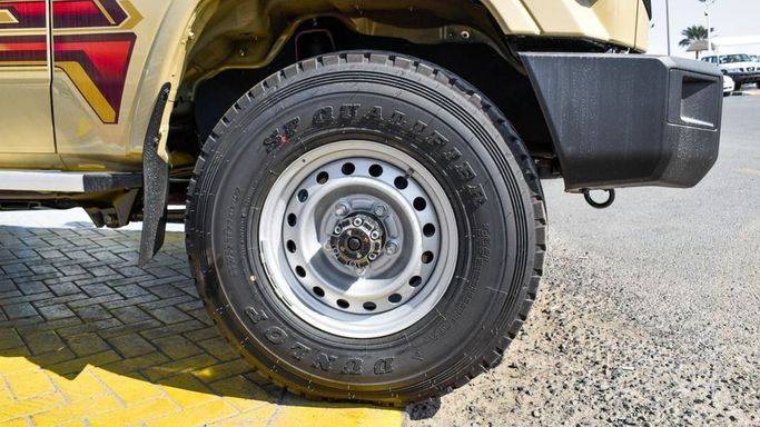 Новый Toyota Land Cruiser 70 Series Рестайлинг 2, 4.0 л, 2024 в Дубае от Najem Motors Бежевый цвет. GCC | AUTO.AE