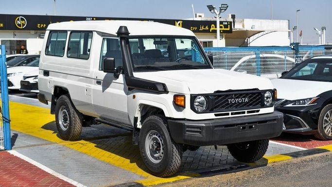 Новый Toyota Land Cruiser 70 Series Рестайлинг 2, 4.0 л, 2024 в Дубае от Najem Motors Белый цвет. GCC | AUTO.AE