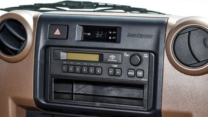 Новый Toyota Land Cruiser 70 Series Рестайлинг 2, 4.0 л, 2024 в Дубае от Najem Motors Белый цвет. GCC | AUTO.AE