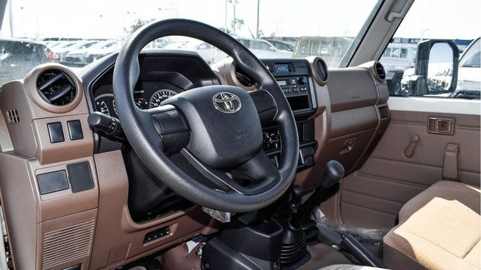 Новый Toyota Land Cruiser 70 Series Рестайлинг 2, 4.0 л, 2024 в Дубае от Najem Motors Белый цвет. GCC | AUTO.AE