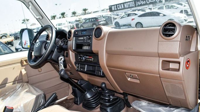 Новый Toyota Land Cruiser 70 Series Рестайлинг 2, 4.0 л, 2024 в Дубае от Najem Motors Белый цвет. GCC | AUTO.AE