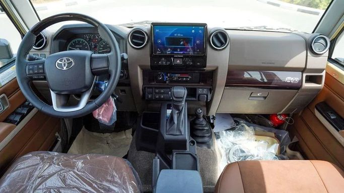 Новый Toyota Land Cruiser 70 Series Рестайлинг 2, 4.5 л, 2024 в Дубае от Najem Motors Бежевый цвет. GCC | AUTO.AE