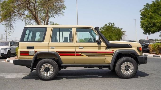 Новый Toyota Land Cruiser 70 Series Рестайлинг 2, 4.5 л, 2024 в Дубае от Najem Motors Бежевый цвет. GCC | AUTO.AE
