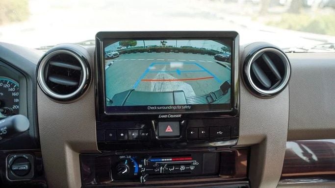 Новый Toyota Land Cruiser 70 Series Рестайлинг 2, 4.5 л, 2024 в Дубае от Najem Motors Бежевый цвет. GCC | AUTO.AE