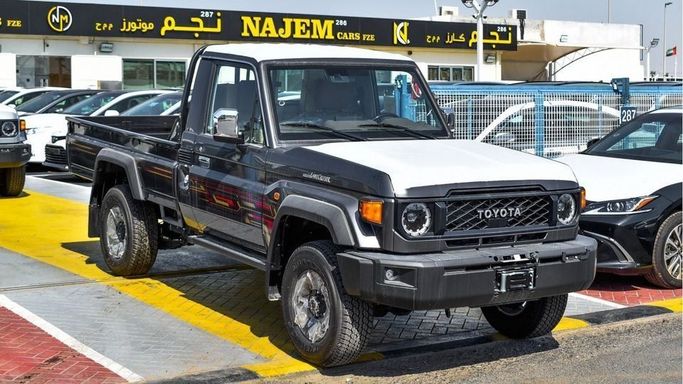 Новый Toyota Land Cruiser 70 Series Рестайлинг 2, 4.0 л, 2024 в Дубае от Najem Motors Серый цвет. GCC | AUTO.AE