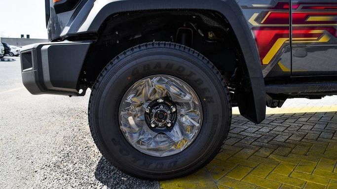 Новый Toyota Land Cruiser 70 Series Рестайлинг 2, 4.0 л, 2024 в Дубае от Najem Motors Серый цвет. GCC | AUTO.AE