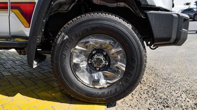 Новый Toyota Land Cruiser 70 Series Рестайлинг 2, 4.0 л, 2024 в Дубае от Najem Motors Серый цвет. GCC | AUTO.AE