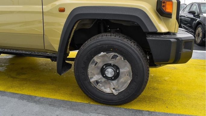 Новый Toyota Land Cruiser 70 Series Рестайлинг 2, 4.0 л, 2024 в Дубае от Najem Motors Бежевый цвет. GCC | AUTO.AE