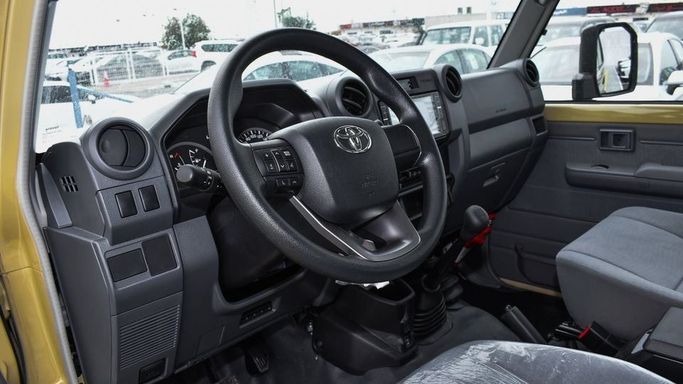 Новый Toyota Land Cruiser 70 Series Рестайлинг 2, 4.0 л, 2024 в Дубае от Najem Motors Бежевый цвет. GCC | AUTO.AE