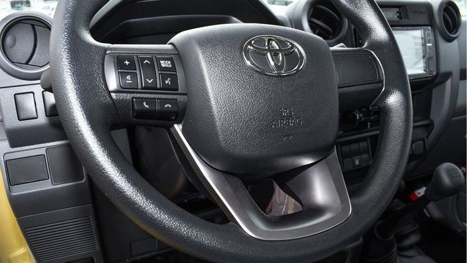 Новый Toyota Land Cruiser 70 Series Рестайлинг 2, 4.0 л, 2024 в Дубае от Najem Motors Бежевый цвет. GCC | AUTO.AE