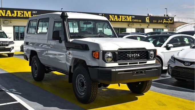 Новый Toyota Land Cruiser 70 Series Рестайлинг 2, 2.8 л, 2024 в Дубае от Najem Motors Белый цвет. GCC | AUTO.AE