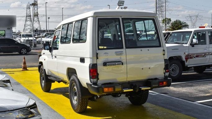 Новый Toyota Land Cruiser 70 Series Рестайлинг 2, 2.8 л, 2024 в Дубае от Najem Motors Белый цвет. GCC | AUTO.AE