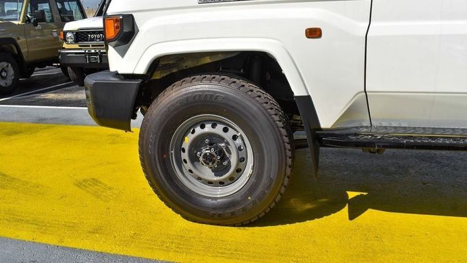 Новый Toyota Land Cruiser 70 Series Рестайлинг 2, 2.8 л, 2024 в Дубае от Najem Motors Белый цвет. GCC | AUTO.AE