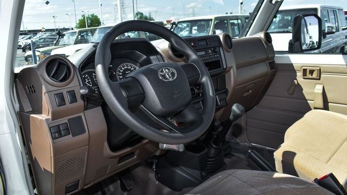 Новый Toyota Land Cruiser 70 Series Рестайлинг 2, 2.8 л, 2024 в Дубае от Najem Motors Белый цвет. GCC | AUTO.AE