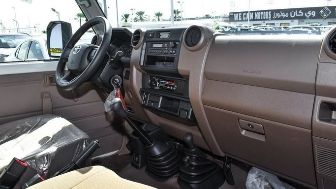 Новый Toyota Land Cruiser 70 Series Рестайлинг 2, 2.8 л, 2024 в Дубае от Najem Motors Белый цвет. GCC | AUTO.AE