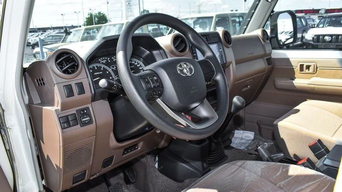 Новый Toyota Land Cruiser 70 Series Рестайлинг 2, 4.5 л, 2024 в Дубае от Najem Motors Белый цвет. GCC | AUTO.AE