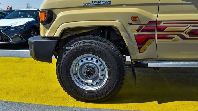 Новый Toyota Land Cruiser 70 Series Рестайлинг 2, 4.0 л, 2024 в Дубае от Najem Motors Бежевый цвет. GCC | AUTO.AE