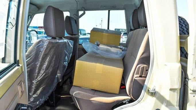 Новый Toyota Land Cruiser 70 Series Рестайлинг 2, 4.0 л, 2024 в Дубае от Najem Motors Бежевый цвет. GCC | AUTO.AE