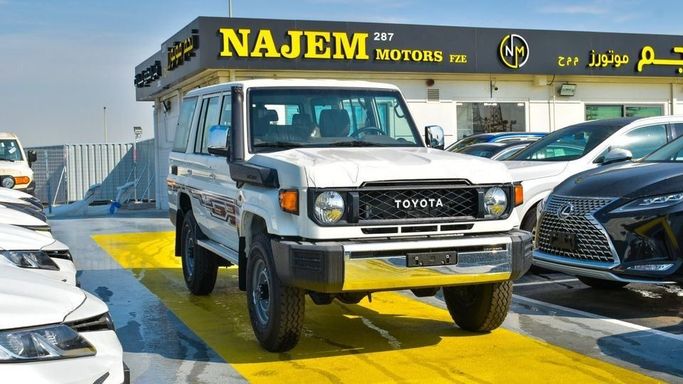Новый Toyota Land Cruiser 70 Series Рестайлинг 2, 4.5 л, 2024 в Дубае от Najem Motors Белый цвет. GCC | AUTO.AE
