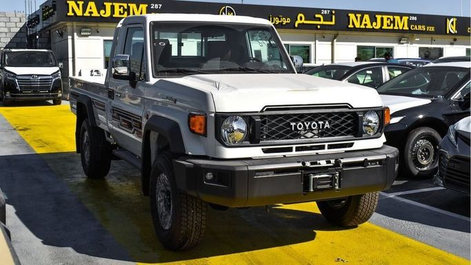 Новый Toyota Land Cruiser 70 Series Рестайлинг 2, 4.0 л, 2024 в Дубае от Najem Motors Белый цвет. GCC | AUTO.AE