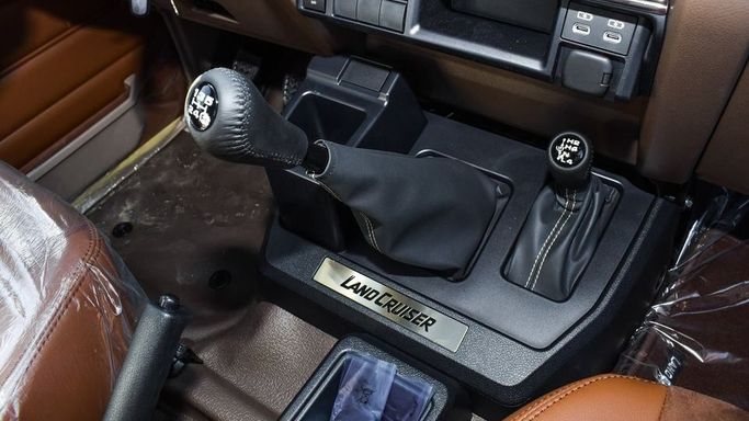 Новый Toyota Land Cruiser 70 Series Рестайлинг 2, 4.0 л, 2024 в Дубае от Najem Motors Бежевый цвет. GCC | AUTO.AE