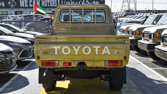 Новый Toyota Land Cruiser 70 Series Рестайлинг 2, 4.0 л, 2024 в Дубае от Najem Motors Бежевый цвет. GCC | AUTO.AE