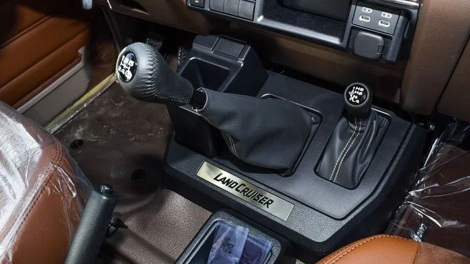 Новый Toyota Land Cruiser 70 Series Рестайлинг 2, 4.0 л, 2024 в Дубае от Najem Motors Бежевый цвет. GCC | AUTO.AE