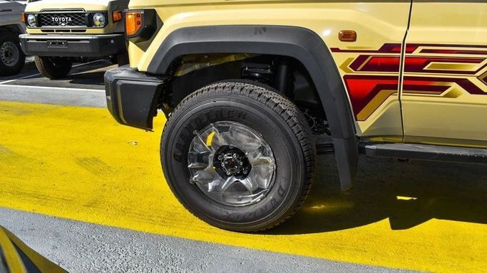 Новый Toyota Land Cruiser 70 Series Рестайлинг 2, 4.0 л, 2024 в Дубае от Najem Motors Бежевый цвет. GCC | AUTO.AE