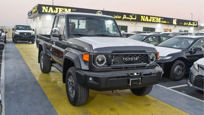 Новый Toyota Land Cruiser 70 Series Рестайлинг 2, 4.0 л, 2024 в Дубае от Najem Motors Серый цвет. GCC | AUTO.AE