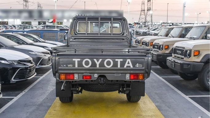 Новый Toyota Land Cruiser 70 Series Рестайлинг 2, 4.0 л, 2024 в Дубае от Najem Motors Серый цвет. GCC | AUTO.AE